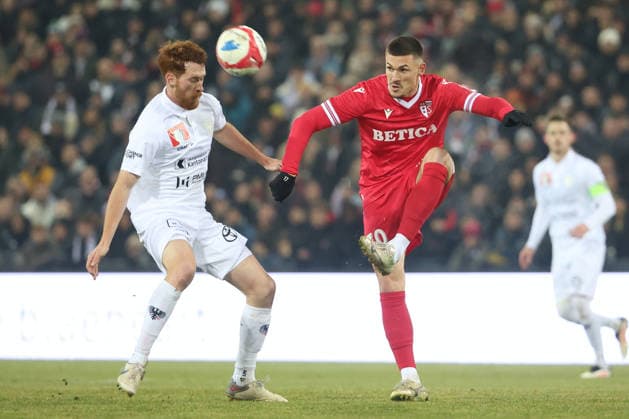 Cup 1 8 Final FC Aarau - FC Sion Serge Mueller gegen Benjamin Kololli 04.12.2025 Stadion Bruegglifeld Aarau, SCHWEIZ, Saison 2025 2026 Herren Fussball Schweizer Cup 1 8 Final FC Aarau - FC Sion Serge Mueller (li,FC Aarau) gegen Benjamin Kololli (FC Sion)