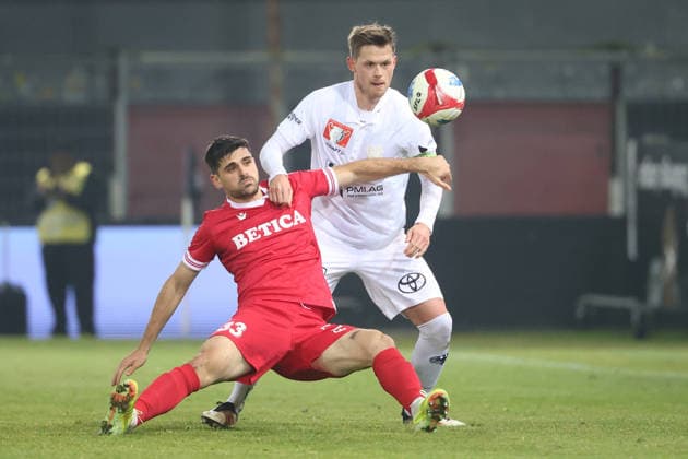 Cup 1 8 Final FC Aarau - FC Sion Rilind Nivokazi gegen Marco Thaler 04.12.2025 Stadion Bruegglifeld Aarau, SCHWEIZ, Saison 2025 2026 Herren Fussball Schweizer Cup 1 8 Final FC Aarau - FC Sion Rilind Nivokazi (li,FC Sion) gegen Marco Thaler (FC Aarau)