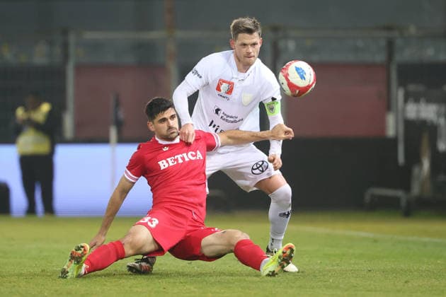 Cup 1 8 Final FC Aarau - FC Sion Rilind Nivokazi gegen Marco Thaler 04.12.2025 Stadion Bruegglifeld Aarau, SCHWEIZ, Saison 2025 2026 Herren Fussball Schweizer Cup 1 8 Final FC Aarau - FC Sion Rilind Nivokazi (li,FC Sion) gegen Marco Thaler (FC Aarau)