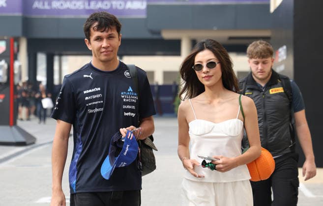 Formula 1 Etihad Airways Abu Dhabi Grand Prix 2025 05.12.2025, Yas Marina Circuit, Abu Dhabi, Formula 1 Etihad Airways Abu Dhabi Grand Prix 2025 , im Bild Alexander Albon (GBR), Atlassian Williams Racing mit Freundin Lily Muni He