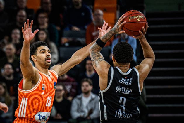 Mark Smith (ratiopharm ulm) und Devante Jones (Dolomiti Energia Trento) battle for the ball during the Basketball Eurocup match between ratiopharm ulm and Dolomiti Energia Trento at ratiopharm Arena on December 4, 2025 in Neu-Ulm, Germany. (Photo by Harry Langer DeFodi Images)