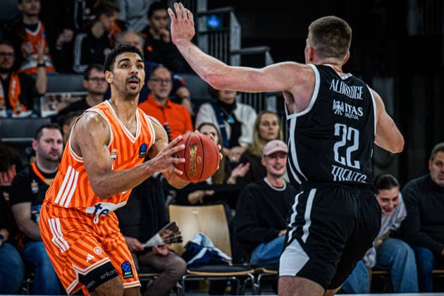 Mark Smith (ratiopharm ulm) und Peyton Aldridge (Dolomiti Energia Trento) battle for the ball during the Basketball Eurocup match between ratiopharm ulm and Dolomiti Energia Trento at ratiopharm Arena on December 4, 2025 in Neu-Ulm, Germany. (Photo by Harry Langer DeFodi Images)