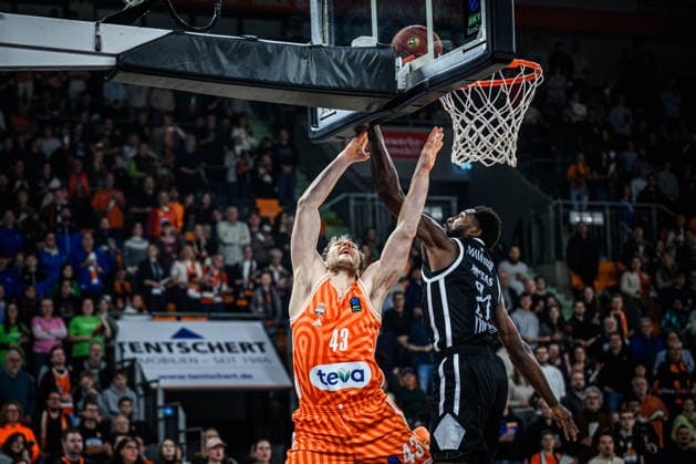 Christian Sengfelder (ratiopharm ulm) und Selom Mawugbe (Dolomiti Energia Trento) battle for the ball during the Basketball Eurocup match between ratiopharm ulm and Dolomiti Energia Trento at ratiopharm Arena on December 4, 2025 in Neu-Ulm, Germany. (Photo by Harry Langer DeFodi Images)
