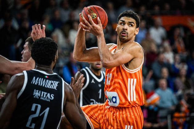 Selom Mawugbe (Dolomiti Energia Trento) und Mark Smith (ratiopharm ulm) battle for the ball during the Basketball Eurocup match between ratiopharm ulm and Dolomiti Energia Trento at ratiopharm Arena on December 4, 2025 in Neu-Ulm, Germany. (Photo by Harry Langer DeFodi Images)