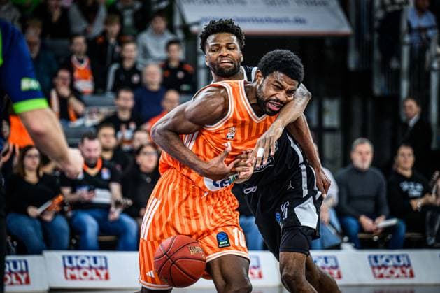 Malik Osborne (ratiopharm ulm) undJordan Bayehe (Dolomiti Energia Trento) battle for the ball during the Basketball Eurocup match between ratiopharm ulm and Dolomiti Energia Trento at ratiopharm Arena on December 4, 2025 in Neu-Ulm, Germany. (Photo by Harry Langer DeFodi Images)