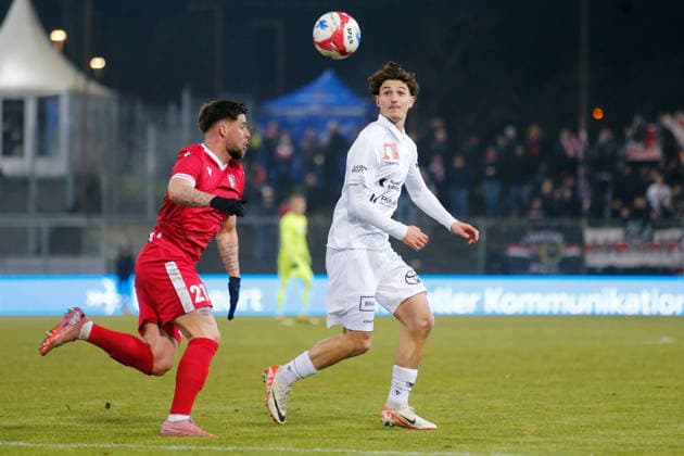 Cup 1 8 Final FC Aarau - FC Sion Liam Chipperfield gegen Leon Frokaj 04.12.2025 Stadion Bruegglifeld Aarau, SCHWEIZ, Saison 2025 2026 Herren Fussball Schweizer Cup 1 8 Final FC Aarau - FC Sion Liam Chipperfield (li,FC Sion) gegen Leon Frokaj (FC Aarau)