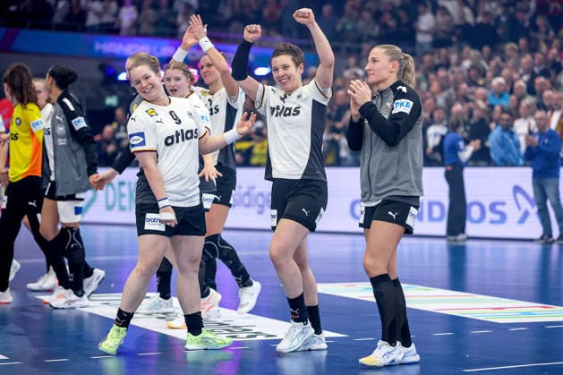 04.12.2025, Handball WM Frauen, Hauptrunde, Deutschland - Montenegro, 27th IHF Women s Handball World Championship, WM, Weltmeisterschaft Westfalenhalle Dortmund: Jubel nach dem Einzug ins Viertelfinale. Die deutsche Nationalmannschaft feiert mit viel Freude den Sieg gegen Montenegro. xxxxxxxxxx Nordrhein-Westfalen Deutschland