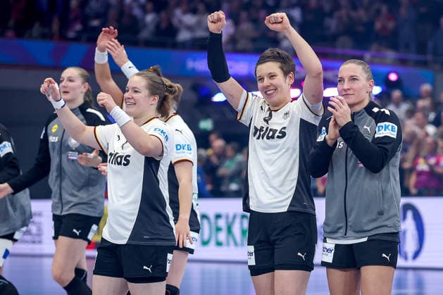04.12.2025, Handball WM Frauen, Hauptrunde, Deutschland - Montenegro, 27th IHF Women s Handball World Championship, WM, Weltmeisterschaft Westfalenhalle Dortmund: Jubel nach dem Einzug ins Viertelfinale. Die deutsche Nationalmannschaft feiert mit viel Freude den Sieg gegen Montenegro. Lisa Antl (GER 09) Alina Grijseels (GER 04) Jenny Behrend (GER 30) jubelnd Nordrhein-Westfalen Deutschland