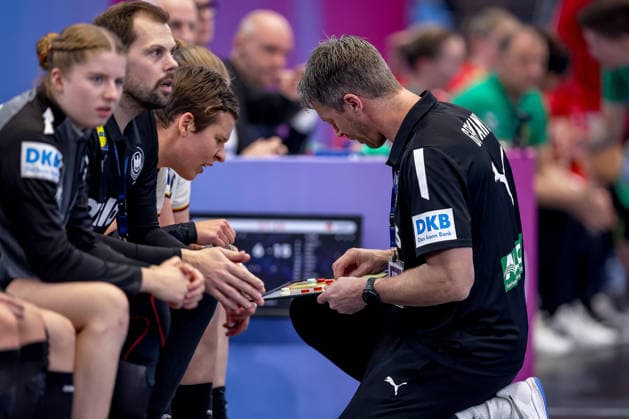 04.12.2025, Handball WM Frauen, Hauptrunde, Deutschland - Montenegro, 27th IHF Women s Handball World Championship, WM, Weltmeisterschaft Westfalenhalle Dortmund: Nationaltrainer Markus Gaugisch (GER hc) gibt Alina Grijseels (GER 04) anweisungen am Taktikboard Nordrhein-Westfalen Deutschland
