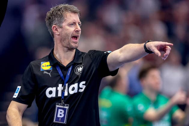 04.12.2025, Handball WM Frauen, Hauptrunde, Deutschland - Montenegro, 27th IHF Women s Handball World Championship, WM, Weltmeisterschaft Westfalenhalle Dortmund: Nationaltrainer Markus Gaugisch (GER hc) gestikulierend am Spielfeldrand Nordrhein-Westfalen Deutschland
