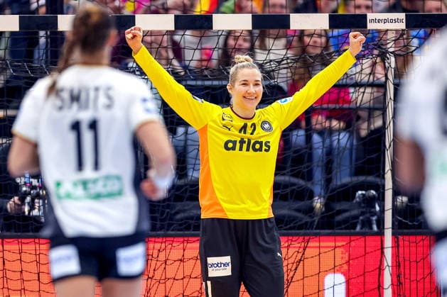 04.12.2025, Handball WM Frauen, Hauptrunde, Deutschland - Montenegro, 27th IHF Women s Handball World Championship, WM, Weltmeisterschaft Westfalenhalle Dortmund: Katharina Filter (GER 42) steht nach einer Parade jubelnd im Tor Nordrhein-Westfalen Deutschland