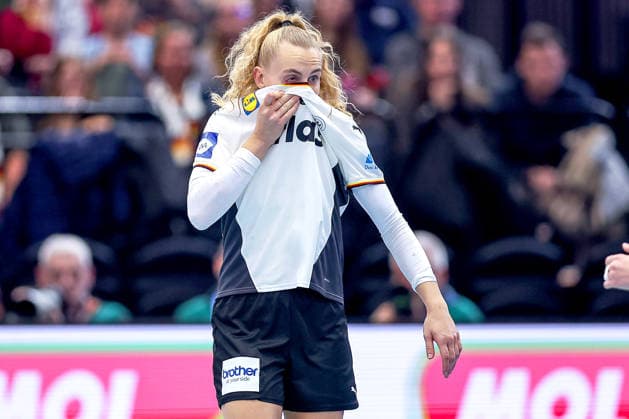 04.12.2025, Handball WM Frauen, Hauptrunde, Deutschland - Montenegro, 27th IHF Women s Handball World Championship, WM, Weltmeisterschaft Westfalenhalle Dortmund: Annika Lott (GER 23) gestikulierend auf dem Spielfeld Nordrhein-Westfalen Deutschland
