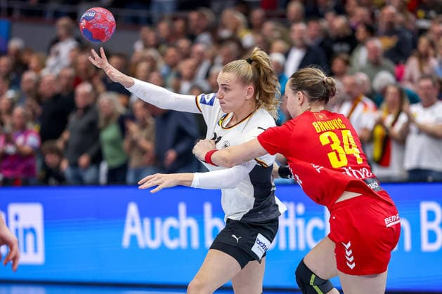 04.12.2025, Handball WM Frauen, Hauptrunde, Deutschland - Montenegro, 27th IHF Women s Handball World Championship, WM, Weltmeisterschaft Westfalenhalle Dortmund: Annika Lott (GER 23) im Zweikampf gegen Tatjana Brnovic (Montenegro 34) Nordrhein-Westfalen Deutschland
