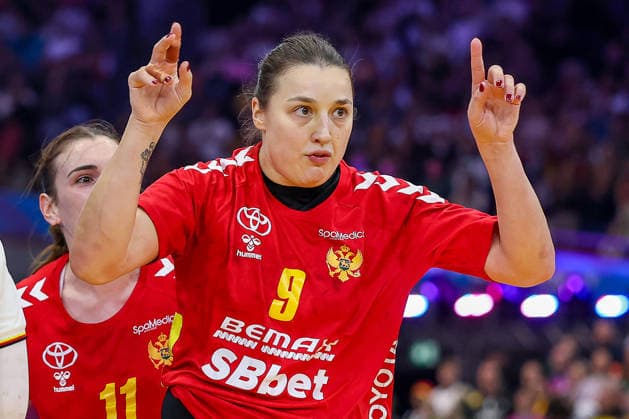 04.12.2025, Handball WM Frauen, Hauptrunde, Deutschland - Montenegro, 27th IHF Women s Handball World Championship, WM, Weltmeisterschaft Westfalenhalle Dortmund: Djurdjina Jaukovic (Montenegro 09) gestikulierend auf dem Spielfeld Nordrhein-Westfalen Deutschland