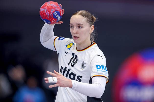 04.12.2025, Handball WM Frauen, Hauptrunde, Deutschland - Montenegro, 27th IHF Women s Handball World Championship, WM, Weltmeisterschaft Westfalenhalle Dortmund: Nieke Kuhne (GER 19) Nordrhein-Westfalen Deutschland