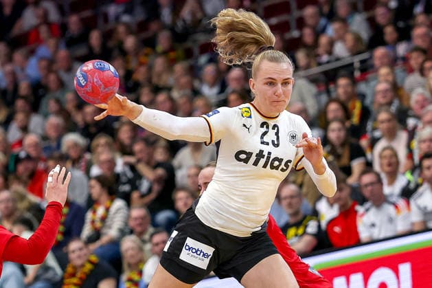 04.12.2025, Handball WM Frauen, Hauptrunde, Deutschland - Montenegro, 27th IHF Women s Handball World Championship, WM, Weltmeisterschaft Westfalenhalle Dortmund: Annika Lott (GER 23) Nordrhein-Westfalen Deutschland