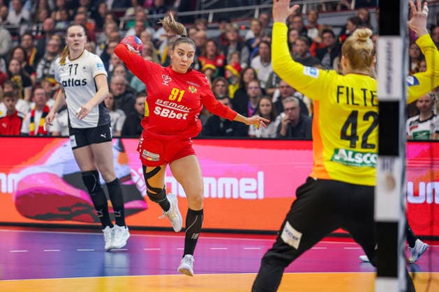 04.12.2025, Handball WM Frauen, Hauptrunde, Deutschland - Montenegro, 27th IHF Women s Handball World Championship, WM, Weltmeisterschaft Westfalenhalle Dortmund: Ivona Pavicevic (Montenegro 91) beim Wurf auf das Tor von Katharina Filter (GER 42) Nordrhein-Westfalen Deutschland