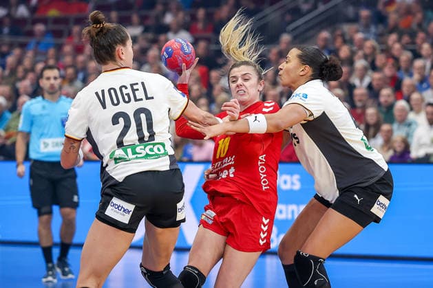 04.12.2025, Handball WM Frauen, Hauptrunde, Deutschland - Montenegro, 27th IHF Women s Handball World Championship, WM, Weltmeisterschaft Westfalenhalle Dortmund: Matea Pletikosic (Montenegro 10) im Zweikampf gegen Emily Vogel (GER 20) Aimee von Pereira (GER 49) Nordrhein-Westfalen Deutschland