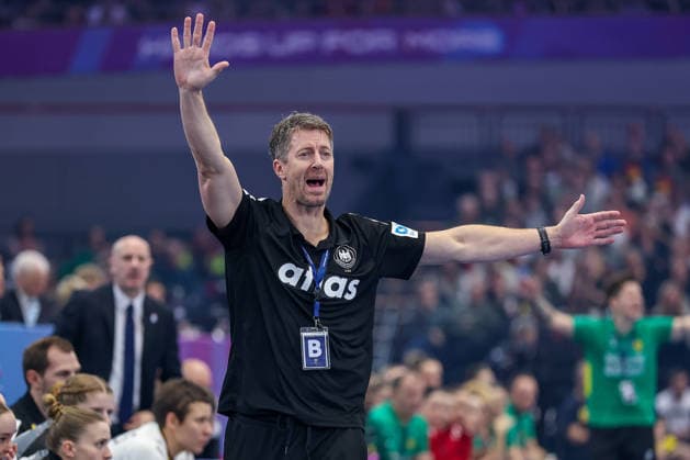 04.12.2025, Handball WM Frauen, Hauptrunde, Deutschland - Montenegro, 27th IHF Women s Handball World Championship, WM, Weltmeisterschaft Westfalenhalle Dortmund: Nationaltrainer Markus Gaugisch (GER hc) gestikulierend am Spielfeldrand Nordrhein-Westfalen Deutschland