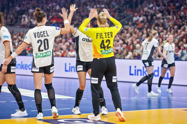 04.12.2025, Handball WM Frauen, Hauptrunde, Deutschland - Montenegro, 27th IHF Women s Handball World Championship, WM, Weltmeisterschaft Westfalenhalle Dortmund: Emily Vogel (GER 20) Katharina Filter (GER 42) jubelnd Nordrhein-Westfalen Deutschland