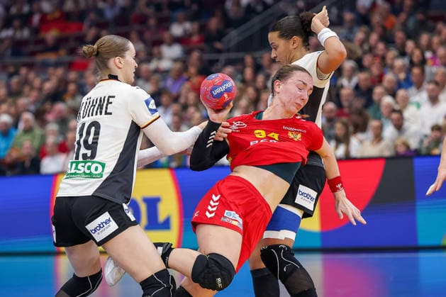 04.12.2025, Handball WM Frauen, Hauptrunde, Deutschland - Montenegro, 27th IHF Women s Handball World Championship, WM, Weltmeisterschaft Westfalenhalle Dortmund: Tatjana Brnovic (Montenegro 34) wird von Nieke Kuhne (GER 19) und Aimee von Pereira (GER 49) am Kreis festgemacht Nordrhein-Westfalen Deutschland