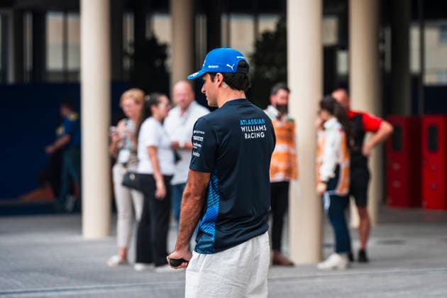 Formula 1 Etihad Airways Abu Dhabi Grand Prix 2025 Loïs Gelbart Carrasco OVERTAKE MAXPPP - Abu Dhabi 05 12 2025 55 SAINZ Carlos (esp), Atlassian Williams Racing, portrait at the Formula 1 Etihad Airways Abu Dhabi Grand Prix 2025, the 24th round of the 2025 FIA Formula 1 World Championship, WM, Weltmeisterschaft at Yas Marina Circuit in Abu Dhabi, United Arab Emirates, from 4 to 7 December 2025 Abu Dhabi Yas Marina Circuit United Arab Emirates  Copyright: xOVERTAKE MAXPPPxLoïsxGelbartxCarrascox OVT202512053456 OVT202512053456