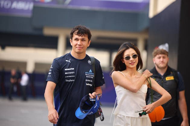 Alexander Albon (Atlassian Williams Racing, 23) mit Partnerin Lily Muni He (Profigolferin), ARE, Formel 1 Weltmeisterschaft, Abu Dhabi Grand Prix, Yas Marina Circuit, Friday, 05.12.2025 ARE, Formel 1 Weltmeisterschaft, Abu Dhabi Grand Prix, Vereinigte Arabische Emirate, Yas Marina Circuit, 05.12.2025 Abu Dhabi Copyright: xEibner-Pressefoto AnnikaxGrafx EP_AGF