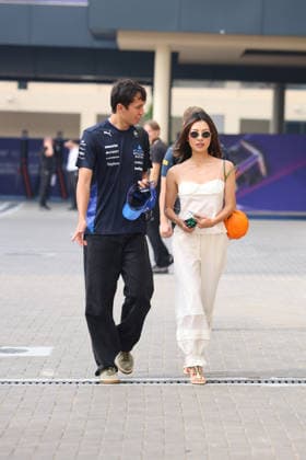 Alexander Albon (Atlassian Williams Racing, 23) mit Partnerin Lily Muni He (Profigolferin), ARE, Formel 1 Weltmeisterschaft, Abu Dhabi Grand Prix, Yas Marina Circuit, Friday, 05.12.2025 ARE, Formel 1 Weltmeisterschaft, Abu Dhabi Grand Prix, Vereinigte Arabische Emirate, Yas Marina Circuit, 05.12.2025 Abu Dhabi Copyright: xEibner-Pressefoto AnnikaxGrafx EP_AGF
