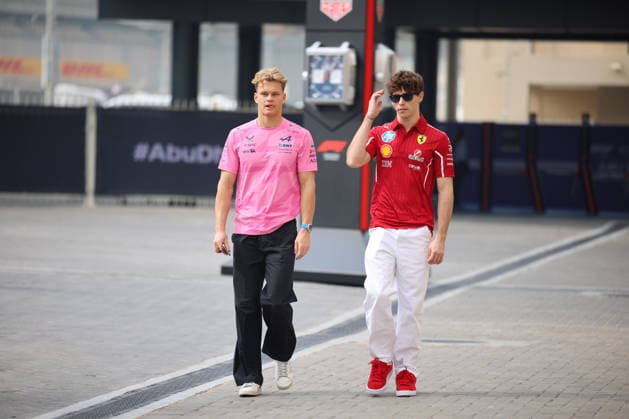 Paul Aron (BWT Alpine F1 Team, Ersatzfahrer), Arthur Leclerc (Scuderia Ferrari HP, Ersatzfahrer), ARE, Formel 1 Weltmeisterschaft, Abu Dhabi Grand Prix, Yas Marina Circuit, Friday, 05.12.2025 ARE, Formel 1 Weltmeisterschaft, Abu Dhabi Grand Prix, Vereinigte Arabische Emirate, Yas Marina Circuit, 05.12.2025 Abu Dhabi Copyright: xEibner-Pressefoto AnnikaxGrafx EP_AGF