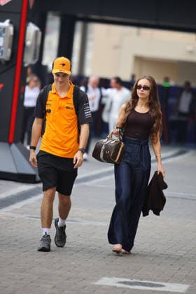 Oscar Piastri (McLaren Formula 1 Team, 81) mit Partnerin Lily Zneimer, ARE, Formel 1 Weltmeisterschaft, Abu Dhabi Grand Prix, Yas Marina Circuit, Friday, 05.12.2025 ARE, Formel 1 Weltmeisterschaft, Abu Dhabi Grand Prix, Vereinigte Arabische Emirate, Yas Marina Circuit, 05.12.2025 Abu Dhabi Copyright: xEibner-Pressefoto AnnikaxGrafx EP_AGF