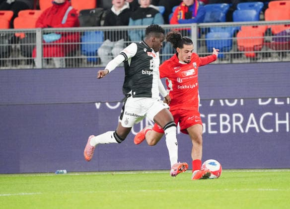04.12.2025 Basel Schweiz .Fussball Herren Saison 2025 2026 Cup FC Basel - FC Grand-Saconnex. 3:1 Bild : Metinho (FC Basel) gegen Matteo Regillo (FC Grand-Saconnex) (r.) Aktion Zweikampf