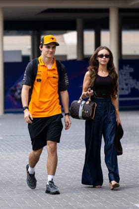 Oscar Piastri (McLaren Formula 1 Team, Australien, 81) mit Freundin Lily Zneimer, UAE, Formel 1 Weltmeisterschaft, Abu Dhabi Grand Prix, Yas Marina Circuit, Freies Training, 05.12.2025 UAE, Formel 1 Weltmeisterschaft, Abu Dhabi Grand Prix, Yas Marina Circuit, Freies Training, 05.12.2025 Yas Marina Island Copyright: xEibner-Pressefoto Memmlerx EP_MMR