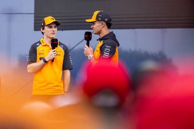 Oscar Piastri (McLaren Formula 1 Team, Australien, 81), Lando Norris (McLaren Formula 1 Team, Großbritannien, 04) auf der Buehne beim Fan Forum in der Fanzone, UAE, Formel 1 Weltmeisterschaft, Abu Dhabi Grand Prix, Yas Marina Circuit, Freies Training, 05.12.2025 UAE, Formel 1 Weltmeisterschaft, Abu Dhabi Grand Prix, Yas Marina Circuit, Freies Training, 05.12.2025 Yas Marina Island Copyright: xEibner-Pressefoto Memmlerx EP_MMR