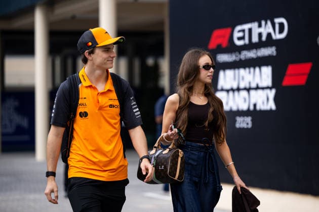 Oscar Piastri (McLaren Formula 1 Team, Australien, 81) mit Freundin Lily Zneimer, UAE, Formel 1 Weltmeisterschaft, Abu Dhabi Grand Prix, Yas Marina Circuit, Freies Training, 05.12.2025 UAE, Formel 1 Weltmeisterschaft, Abu Dhabi Grand Prix, Yas Marina Circuit, Freies Training, 05.12.2025 Yas Marina Island Copyright: xEibner-Pressefoto Memmlerx EP_MMR