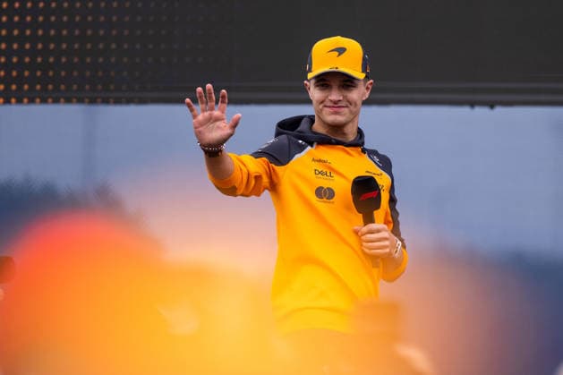 Lando Norris (McLaren Formula 1 Team, Großbritannien, 04) auf der Buehne beim Fan Forum in der Fanzone, UAE, Formel 1 Weltmeisterschaft, Abu Dhabi Grand Prix, Yas Marina Circuit, Freies Training, 05.12.2025 UAE, Formel 1 Weltmeisterschaft, Abu Dhabi Grand Prix, Yas Marina Circuit, Freies Training, 05.12.2025 Yas Marina Island Copyright: xEibner-Pressefoto Memmlerx EP_MMR