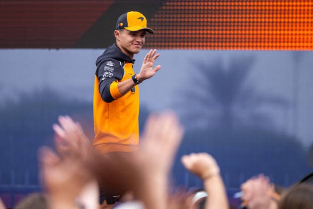 Lando Norris (McLaren Formula 1 Team, Großbritannien, 04) auf der Buehne beim Fan Forum in der Fanzone, UAE, Formel 1 Weltmeisterschaft, Abu Dhabi Grand Prix, Yas Marina Circuit, Freies Training, 05.12.2025 UAE, Formel 1 Weltmeisterschaft, Abu Dhabi Grand Prix, Yas Marina Circuit, Freies Training, 05.12.2025 Yas Marina Island Copyright: xEibner-Pressefoto Memmlerx EP_MMR