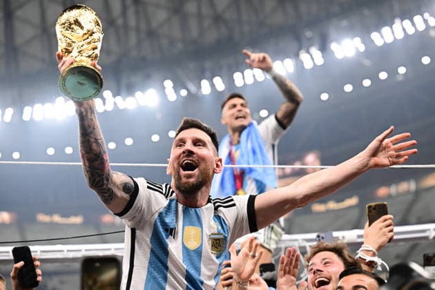 Fussball, Archivbild, Vorschau FIFA WM 2026 in USA, Mexiko und Kanada WM Gruppen - Auslosung FUSSBALL WM 2022 Finale Argentinien - Frankreich 18.12.2022 Lionel Messi (Argentinien) mit dem WM Pokal. *** Football, archive picture, preview FIFA World Cup 2026 in USA, Mexico and Canada World Cup group draw FOOTBALL World Cup 2022 Final Argentina France 18 12 2022 Lionel Messi Argentina with the World Cup trophy