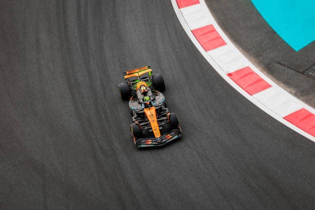 Formula 1 Etihad Airways Abu Dhabi Grand Prix 2025 Alexis Perrin OVERTAKE MAXPPP - Abu Dhabi 05 12 2025 04 NORRIS Lando (gbr), McLaren F1 Team, action at the Formula 1 Etihad Airways Abu Dhabi Grand Prix 2025, the 24th round of the 2025 FIA Formula 1 World Championship, WM, Weltmeisterschaft at Yas Marina Circuit in Abu Dhabi, United Arab Emirates, from 4 to 7 December 2025 Abu Dhabi Yas Marina Circuit United Arab Emirates  Copyright: xOVERTAKE MAXPPPxAlexisxPerrinx OVT202512053679 OVT202512053679