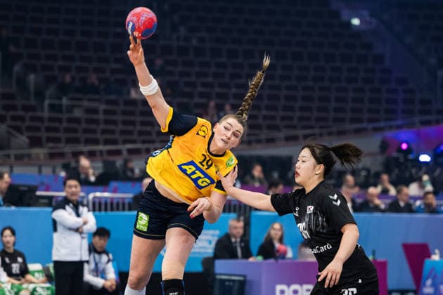 251205 Kristin Thorleifsdottir of Sweden and Seoyeon Cha of South Korea during the 2025 IHF Women™s World Championship, WM, Weltmeisterschaft handball match between Sweden and South Korea on December 5, 2025 in Dortmund. Photo: Emma Wallskog BILDBYRAN COP 320 EW0603 handball handboll handball bbeng vm handball-vm handbolls-vm ihf handball world championship world handball championship 2025 world championship 2025 sverige sweden south korea dam bbauto Copyright: EMMAxWALLSKOG BB251205EW053