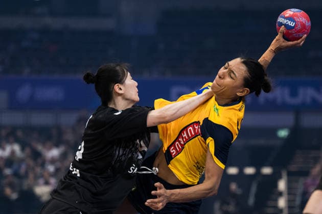 251205 Ji In Jung of South Korea and Jamina Roberts of Sweden during the 2025 IHF Women™s World Championship, WM, Weltmeisterschaft handball match between Sweden and South Korea on December 5, 2025 in Dortmund. Photo: Emma Wallskog BILDBYRAN COP 320 EW0603 handball handboll handball bbeng vm handball-vm handbolls-vm ihf handball world championship world handball championship 2025 world championship 2025 sverige sweden south korea dam bbauto Copyright: EMMAxWALLSKOG BB251205EW055
