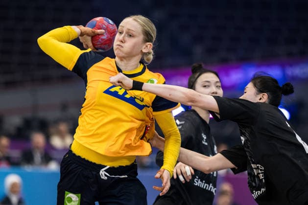 251205 Emma Lindqvist of Sweden and Ji In Jung of South Korea during the 2025 IHF Women™s World Championship, WM, Weltmeisterschaft handball match between Sweden and South Korea on December 5, 2025 in Dortmund. Photo: Emma Wallskog BILDBYRAN COP 320 EW0603 handball handboll handball bbeng vm handball-vm handbolls-vm ihf handball world championship world handball championship 2025 world championship 2025 sverige sweden south korea dam bbauto Copyright: EMMAxWALLSKOG BB251205EW062