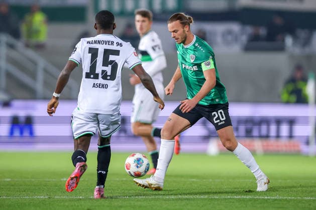 05.12.2025, Fußball, Preußen Münster - Hannover 96, 2. Fußball Bundesliga, Preußenstadion, Saison 2025 2026: Noel Aseko (Hannover96 15) im Zweikampf gegen Jorrit Hendrix (Preussen Muenster 20) DFB regulations prohibit any use of photographs as image sequences and or quasi-video. Nordrhein-Westfalen Deutschland