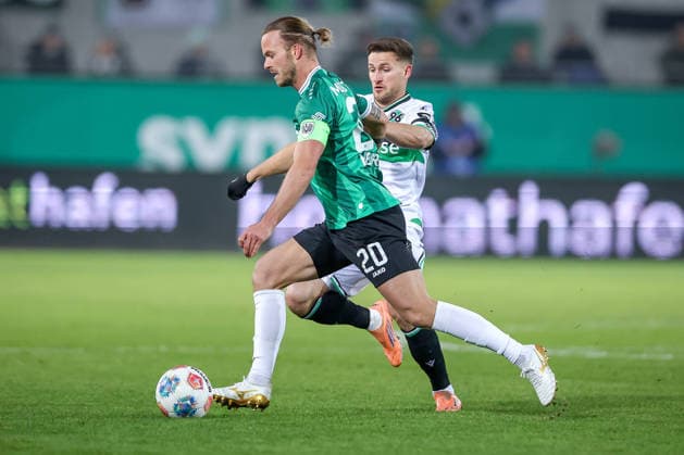 05.12.2025, Fußball, Preußen Münster - Hannover 96, 2. Fußball Bundesliga, Preußenstadion, Saison 2025 2026: Jorrit Hendrix (Preussen Muenster 20) im Zweikampf gegen Enzo Leopold (Hannover96 08) DFB regulations prohibit any use of photographs as image sequences and or quasi-video. Nordrhein-Westfalen Deutschland
