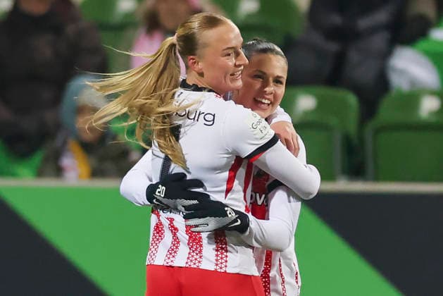 Leela Egli (SC Freiburg) bejubelt ihren Treffer zum 0:1 mit Tessa Blumenberg (SC Freiburg), Google Pixel Frauen-Bundesliga, VfL Wolfsburg v SC Freiburg, AOK Stadion am 05. December 2025 in Wolfsburg, Deutschland. (Foto von Marco Steinbrenner DeFodi Images) Leela Egli (SC Freiburg) celebrates after scoring her teams first goal with Tessa Blumenberg (SC Freiburg), Google Pixel Frauen-Bundesliga, VfL Wolfsburg v SC Freiburg, AOK Stadion, December 5, 2025 in Wolfsburg, Germany. (Photo by Marco Steinbrenner DeFodi Images) DFB DFL REGULATIONS PROHIBIT ANY USE OF PHOTOGRAPHS AS IMAGE SEQUENCES AND OR QUASI-VIDEO.