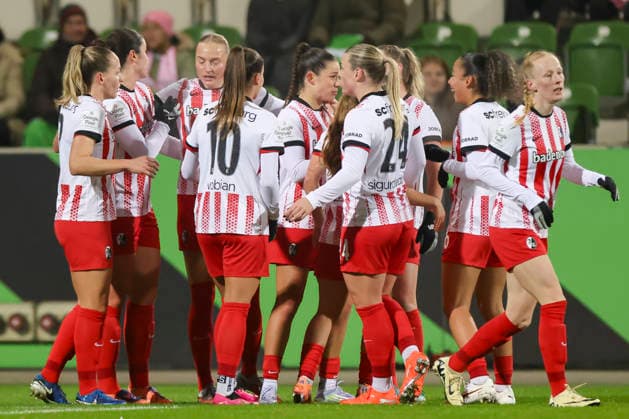 Leela Egli (SC Freiburg) bejubelt ihren Treffer mit den Teamkolleginnen, Google Pixel Frauen-Bundesliga, VfL Wolfsburg v SC Freiburg, AOK Stadion am 05. December 2025 in Wolfsburg, Deutschland. (Foto von Marco Steinbrenner DeFodi Images) Leela Egli (SC Freiburg) celebrates her goal with teammates, Google Pixel Frauen-Bundesliga, VfL Wolfsburg v SC Freiburg, AOK Stadion, December 5, 2025 in Wolfsburg, Germany. (Photo by Marco Steinbrenner DeFodi Images) DFB DFL REGULATIONS PROHIBIT ANY USE OF PHOTOGRAPHS AS IMAGE SEQUENCES AND OR QUASI-VIDEO.