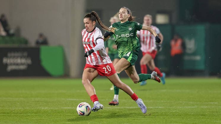 v.li.: Leela Egli (SC Freiburg, 20) unf Joelle Wedemeyer (VfL Wolfsburg, 24) im Laufduell, Zweikampf, Duell, Dynamik, Aktion, Action, Spielszene, DIE DFB-RICHTLINIEN UNTERSAGEN JEGLICHE NUTZUNG VON FOTOS ALS SEQUENZBILDER UND ODER VIDEOÄHNLICHE FOTOSTRECKEN. DFB REGULATIONS PROHIBIT ANY USE OF PHOTOGRAPHS AS IMAGE SEQUENCES AND OR QUASI-VIDEO., 05.12.2025, Wolfsburg (Deutschland), Fussball, Google Pixel Frauen-Bundesliga, VfL Wolfsburg - SC Freiburg