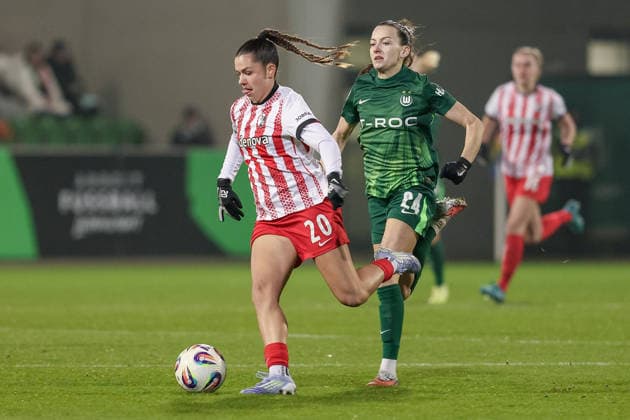 v.li.: Leela Egli (SC Freiburg, 20) unf Joelle Wedemeyer (VfL Wolfsburg, 24) im Laufduell, Zweikampf, Duell, Dynamik, Aktion, Action, Spielszene, DIE DFB-RICHTLINIEN UNTERSAGEN JEGLICHE NUTZUNG VON FOTOS ALS SEQUENZBILDER UND ODER VIDEOÄHNLICHE FOTOSTRECKEN. DFB REGULATIONS PROHIBIT ANY USE OF PHOTOGRAPHS AS IMAGE SEQUENCES AND OR QUASI-VIDEO., 05.12.2025, Wolfsburg (Deutschland), Fussball, Google Pixel Frauen-Bundesliga, VfL Wolfsburg - SC Freiburg