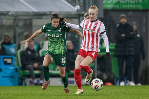 v.li.: Judit Pujols (VfL Wolfsburg, 33) und Meret Felde (SC Freiburg, 4) im Zweikampf, Duell, Dynamik, Aktion, Action, Spielszene, DIE DFB-RICHTLINIEN UNTERSAGEN JEGLICHE NUTZUNG VON FOTOS ALS SEQUENZBILDER UND ODER VIDEOÄHNLICHE FOTOSTRECKEN. DFB REGULATIONS PROHIBIT ANY USE OF PHOTOGRAPHS AS IMAGE SEQUENCES AND OR QUASI-VIDEO., 05.12.2025, Wolfsburg (Deutschland), Fussball, Google Pixel Frauen-Bundesliga, VfL Wolfsburg - SC Freiburg