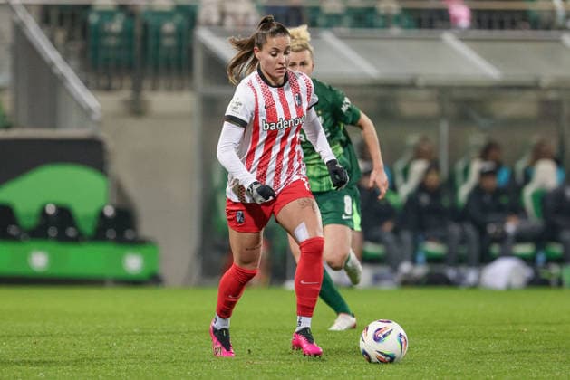 Selina Vobian (SC Freiburg, 10) am Ball, Einzelbild, Ganzkörper, Aktion, Action, Spielszene, DIE DFB-RICHTLINIEN UNTERSAGEN JEGLICHE NUTZUNG VON FOTOS ALS SEQUENZBILDER UND ODER VIDEOÄHNLICHE FOTOSTRECKEN. DFB REGULATIONS PROHIBIT ANY USE OF PHOTOGRAPHS AS IMAGE SEQUENCES AND OR QUASI-VIDEO., 05.12.2025, Wolfsburg (Deutschland), Fussball, Google Pixel Frauen-Bundesliga, VfL Wolfsburg - SC Freiburg