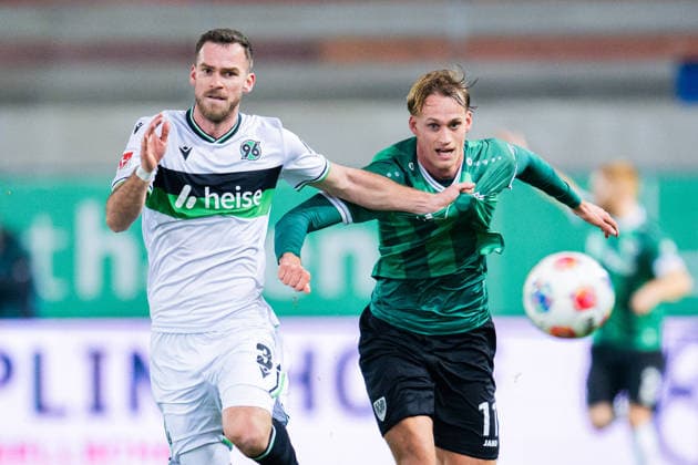 05.12.2025 - Fußball, 2025 2026, 2. Bundesliga, 15. Spieltag, SC Preußen Münster - Hannover 96: (L-R) Boris Tomiak (Hannover), Oscar Vilhelmsson (Münster) DFL REGULATIONS PROHIBIT ANY USE OF PHOTOGRAPHS AS IMAGE SEQUENCES AND OR QUASI-VIDEO.